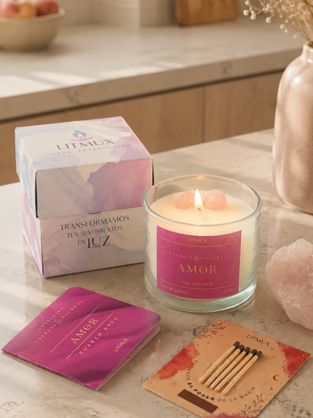 Vela Amor con cuarzo rosa y empaque de Litmux sobre mesa clara