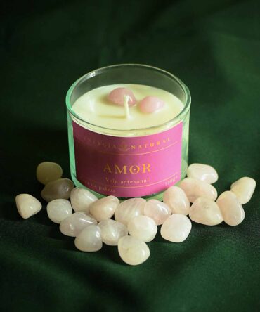 Encuentra en Litmux nuestras velas aromatizadas con cuarzos naturales en su interior, ideal para decretar y atraer energias positivas con el cuarzo rosa