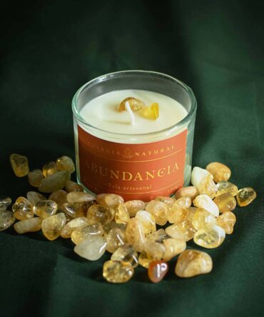 Encuentra en Litmux nuestras velas aromatizadas con cuarzos naturales en su interior, ideal para decretar y atraer energias positivas con el cuarzo citrino