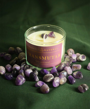 Encuentra en Litmux nuestras velas aromatizadas con cuarzos naturales en su interior, ideal para decretar y atraer energias positivas con el cuarzo amatista