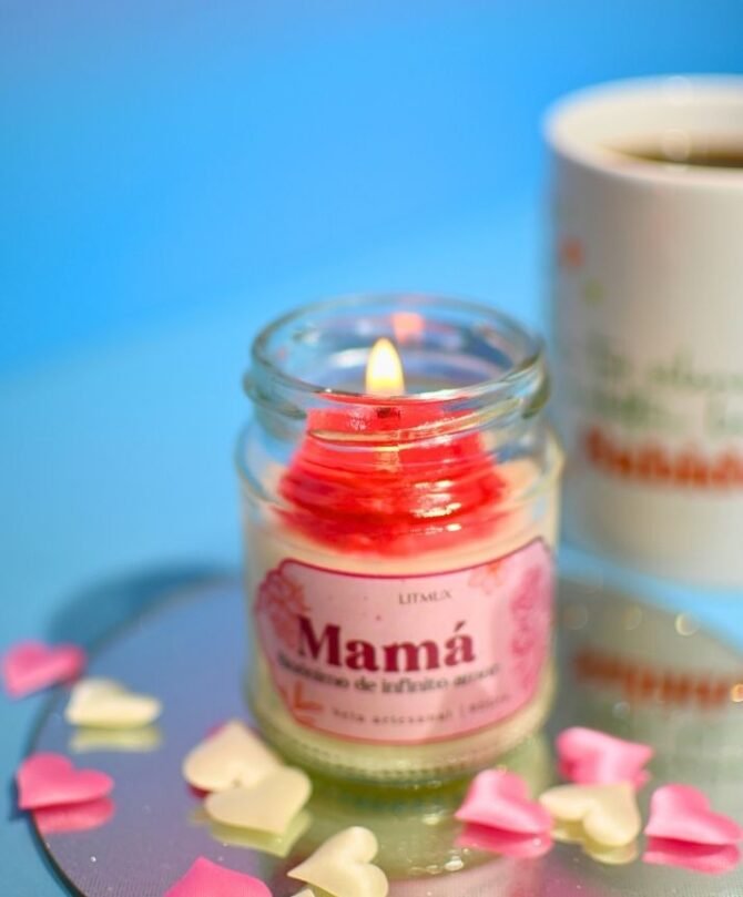 Vela encendida con aroma y flor en cera para mamá.