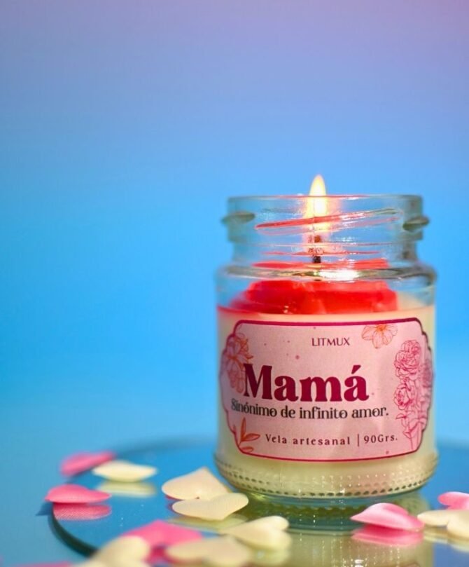 Detalle de vela con etiqueta Mamá – Sinónimo de infinito amor.